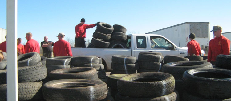 La comunità di Pryor raccoglie pneumatici usati